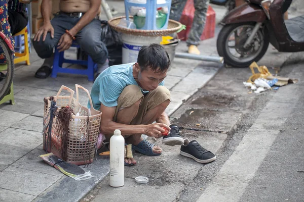 Vecchio quartiere di Hanoi, lucentezza di scarpe per le strade dell'Asia — Foto Stock