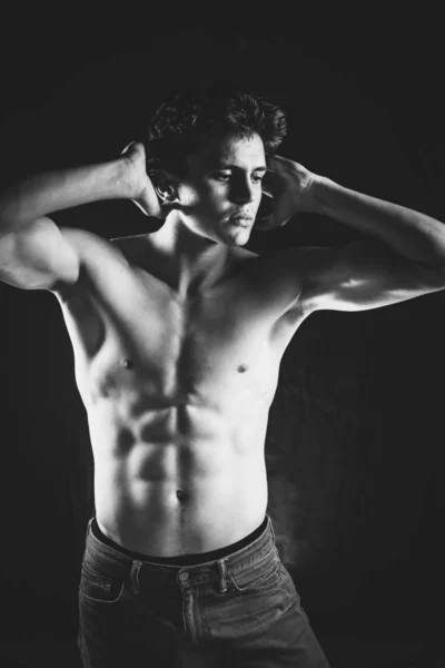 Sexy elegante fuerte sensual muscular joven macho hombre con t desnuda —  Fotos de Stock