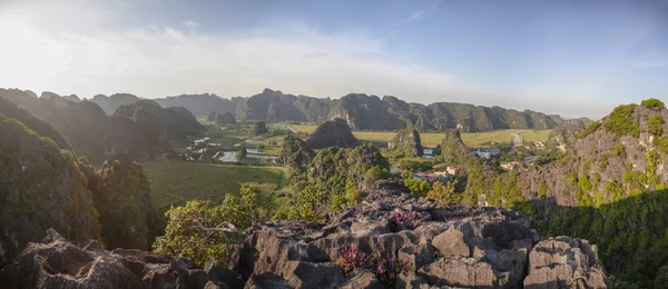 Ninh binh, vietnam, schöne Landschaft von Reisfeldern unter den — Stockfoto