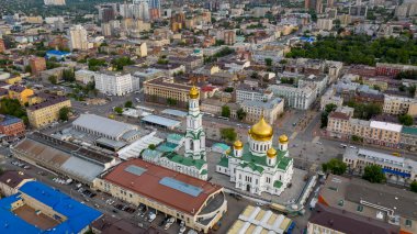 Rusya, Rostov-on-Don, 29 Mayıs 2020 Rostov-on-Don 'un merkezi kısmının panoramik görüntüsü. Merkez Pazar, Kutsal Bakire 'nin Doğuşu Katedrali, hava manzarası