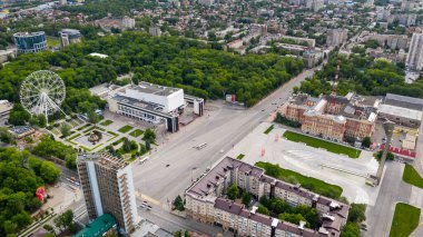 Rusya, Rostov-on-Don, 29 Mayıs 2020: Tiyatro Meydanı ve Gorky Tiyatrosu 'nun panoramik manzarası, hava manzarası