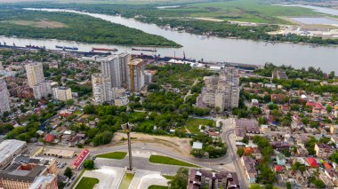 Rusya, Rostov-on-Don, 29 Mayıs 2020 Rostov-on-Don 'un merkezi kısmının panoramik görüntüsü. Nazilerden Rostov-on-Don 'un savaşçı-kurtarıcıları anıtı. Hava görünümü.