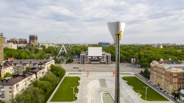 Rusya, Rostov-on-Don, 29 Mayıs 2020 Rostov-on-Don 'un merkezi kısmının panoramik görüntüsü. Nazilerden Rostov-on-Don 'un savaşçı-kurtarıcıları anıtı. Stele, zafer tanrıçası Nikee' nin heykeliyle süslenmiş. Hava görünümü.