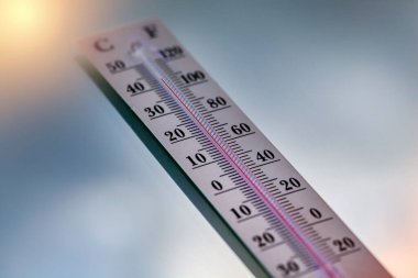 Termal ısınma, sıcak yazlar bekleniyor, termometre mavi gökyüzüne karşı 40 derecenin üzerinde dönüyor, dış sıcaklık, sıcak yaz, ton