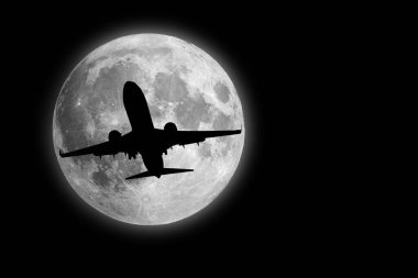 Gece uçuşu, siluet uçak Ay 'ın üzerinde uçuyor, NASA' nın elementleri.