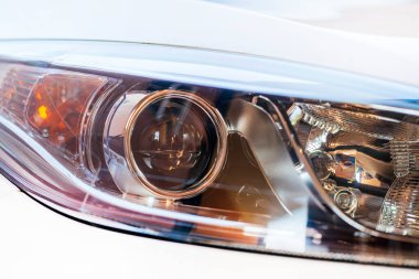 Modern bir arabanın far ışığı, şık optikler, LED ışık
