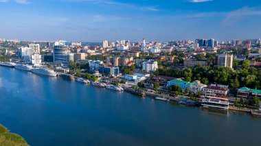 Rusya, Rostov-on-Don, 2 Haziran 2020: Rostov-on-Don 'un merkezi kısmının panoramik görüntüsü. Hava manzarası, Don nehri, şehir seti manzarası, eğlence tekneleri, sabahın erken saatleri.