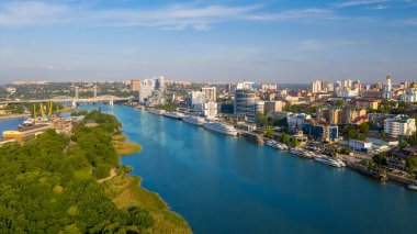 Rusya, Rostov-on-Don, 2 Haziran 2020: Rostov-on-Don 'un merkezi kısmının panoramik görüntüsü. Hava manzarası, Don nehri, şehir seti manzarası, eğlence tekneleri, sabahın erken saatleri.