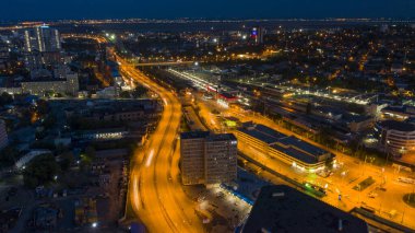 Rostov-on-Don, Rusya, 26 Mayıs 2020 Rostov-on-Don hava görüntüsü. Rostov şehrinin gece panoramasında Don tren istasyonuna bakıyor.