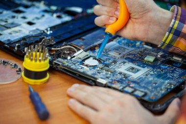 Bilgisayar donanımı, cep telefonu, elektronik, onarım, güncelleme ve teknoloji kavramı, soğutucunun tozdan vakum temizliği,