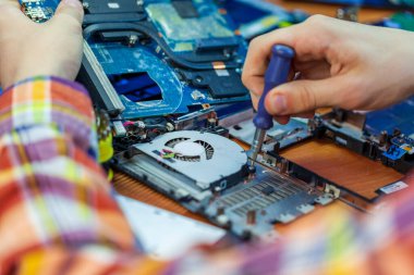 Bilgisayar donanımı, cep telefonu, elektronik, onarım, güncelleme ve teknoloji kavramı, soğutucunun tozdan vakum temizliği,