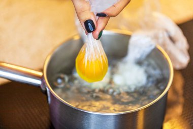 Diyet kahvaltı, haşlanmış yumurta, suda yumurta pişirme. 