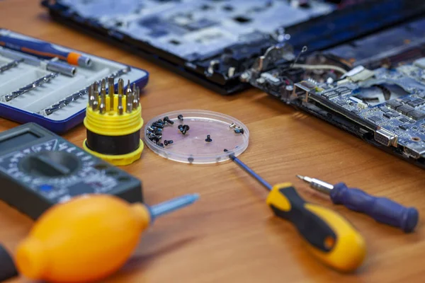 Konceptet Datorutrustning Mobiltelefon Elektronik Reparation Uppgradering Och Teknik Dammsugning Kylaren — Stockfoto