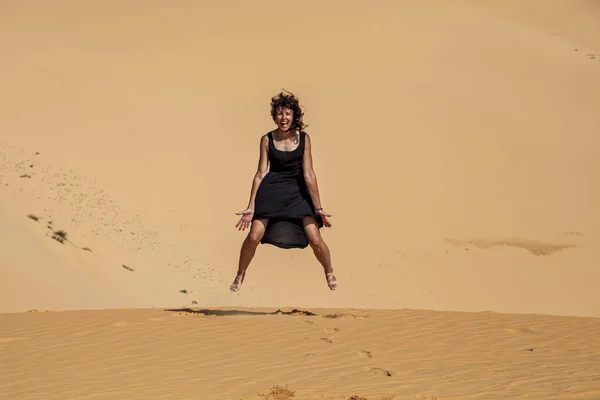 Concept Liberté Belle Heureuse Fille Sautant Dans Sable Dans Une — Photo