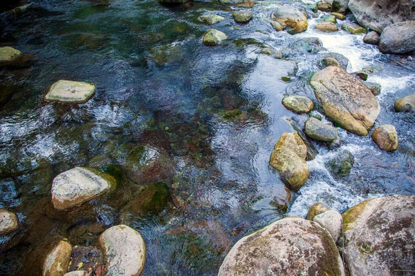 クリスタルクリアブループールの山の水のフォン国立公園 Kebang 山の清らかな湧き水 — ストック写真
