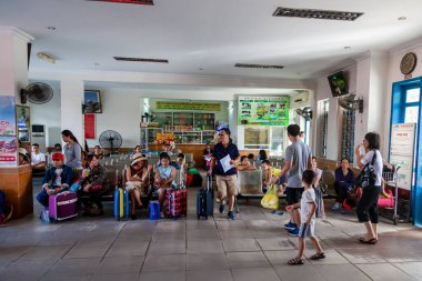 Hue, Vietnam, 26 Haziran 2019 Vietnam tren istasyonu, istasyon çalışanı biletleri kontrol ediyor.