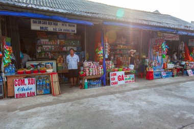 Hue, Vietnam, 26 Haziran 2019 Vietnam tren istasyonu, istasyon çalışanı biletleri kontrol ediyor, yolcular treni bekliyor.