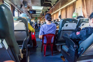 Hue, Vietnam, 26 Haziran 2019 Vietnam treni, yolcular tren vagonunda yemek yiyor.