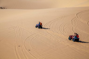 Mui Ne, Vietnam-6 Temmuz 2019: Cip Safari cipleri Vietnam 'ın beyaz kumullarında, Mui Ne şehrinin yakınlarında, yerel halkın eğlencesi,
