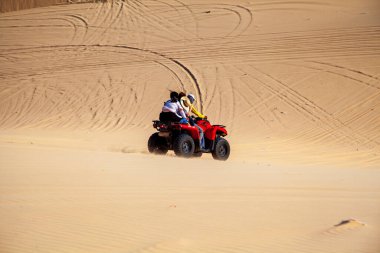 Mui Ne, Vietnam-6 Temmuz 2019: Cip Safari cipleri Vietnam 'ın beyaz kumullarında, Mui Ne şehrinin yakınlarında, yerel halkın eğlencesi,