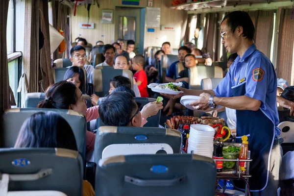 Hue Vietnam Junio 2019 Tren Vietnamita Los Pasajeros Comen Vagón —  Fotos de Stock