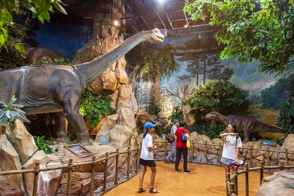 Danang, Vietnam- 27 Haziran 2019 Ba Na dağının tepesindeki güzel kaleleri ve binaları olan Fransız köyü.,