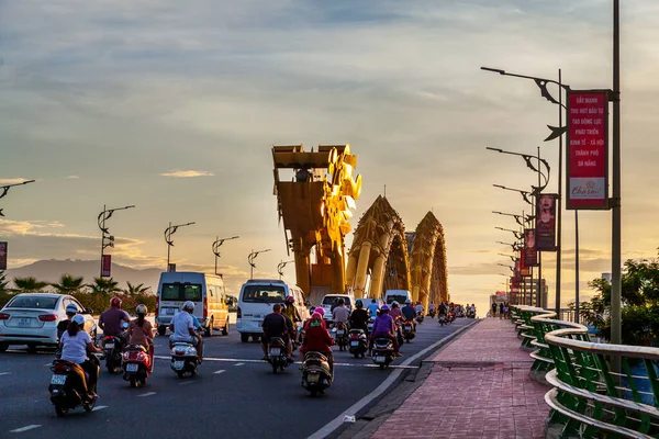 Danang Vietnam Junio 2019 Puente Dragón Turquesa Con Una Llama — Foto de Stock