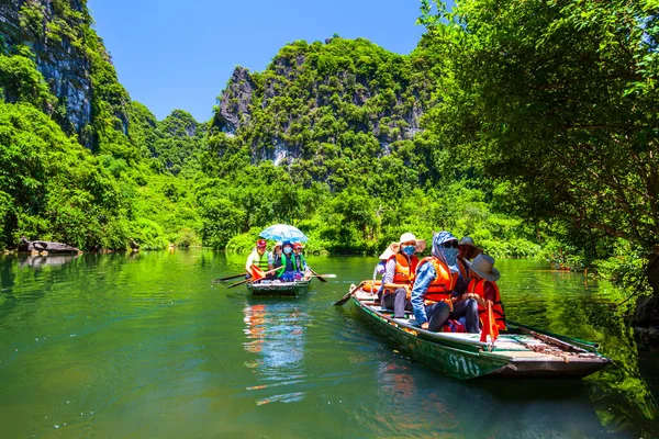 2019 Tam Coc国家公园 导游员乘坐长船在河上游览河床 — 图库照片