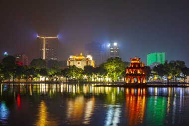 Hanoi, Vietnam - 11 Haziran 2019: Hanoi, Vietnam - 11 Haziran 2019: Hanoi, Hoan Kiem gölü ve alacakaranlık vakti,