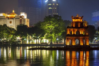 Hanoi, Vietnam - 11 Haziran 2019: Hanoi, Vietnam - 11 Haziran 2019: Hanoi, Hoan Kiem gölü ve alacakaranlık vakti,