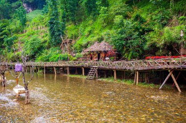 Sapa, Vietnam-2019-06-13: Sapa, Vietnam 'daki Kedi Köyü. Yağmur mevsiminde büyük şelale; 