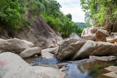 Vietnam, Ba Ho Şelalelerinde Gölet 