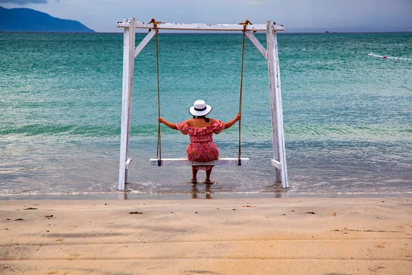 Doc Let Plage Balançoire Avec Corde Sur Plage Fille Sur — Photo