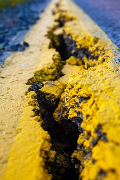 Ograniczenie Krawężnika Żółta Linia Jest Stosowana Drogach Których Śnieg Może — Zdjęcie stockowe