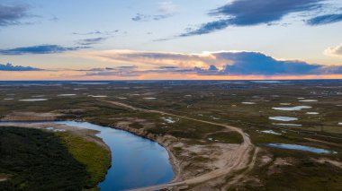Orman-tundra manzarası ve kumlu nehir kıyısı, kuş bakışı. Kuzey Kutup Dairesi, Tunda. Helikopterden güzel tundra manzarası.