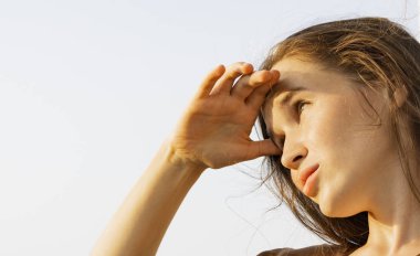 Altın elbiseli genç ve güzel bir kız son ışıklarının tadını çıkarıyor.