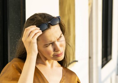 Altın elbiseli genç ve güzel bir kız son ışıklarının tadını çıkarıyor.