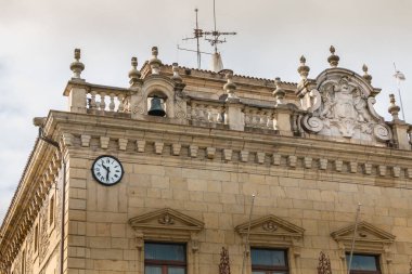 Irun, İspanya - 27 Nisan 2018: Bir bahar gününde şehrin belediye binasının mimari detay