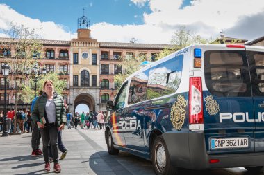 Toledo, İspanya - 28 Nisan 2018: bir bahar gününde şehir merkezi kare üzerinde bir İspanyol polisi araba turist izler.