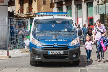 Toledo, İspanya - 28 Nisan 2018: bir bahar gününde şehir merkezi kare üzerinde bir İspanyol polisi araba turist izler.