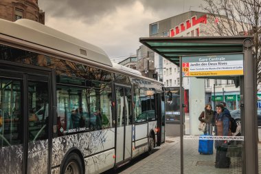 Strasbourg, Fransa - 28 Aralık 2017: otogar nerede insanlar bir kış gününde onların otobüsü beklemeniz tren istasyonunun yakınında