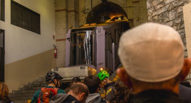 Como, İtalya - 4 Kasım 2017: Como füniküler tünel ayrıntılı bir sonbahar günü. 1894'te yaptırılan, Como merkezi ve Brunate, 715 metre deniz seviyesinden bir dağ köyü bağlanır.