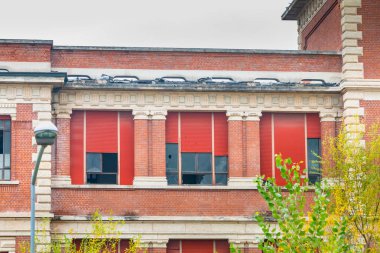 Milan, İtalya - 5 Kasım 2017: mimari detay Istituto bilimsel Enstitüsü Tecnico E. Breda (Ernesto Breda bilimsel ve Teknik Enstitüsü), binanın 2005 yılında terk edilmiş bir özel İtalyan laboratuvar test malzemeleri için