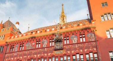 Bale, İsviçre - 25 Aralık 2017: bir kış gününde Baleun pazar yeri bakan Belediye Binası Mimari detay. Yıllarda 1504-1514 Gotik mimarisinin bina inşa