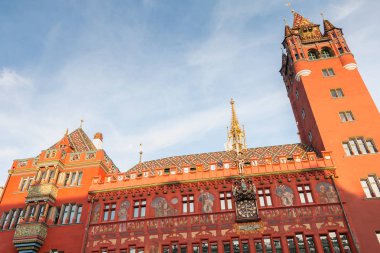 Bale, İsviçre - 25 Aralık 2017: bir kış gününde Baleun pazar yeri bakan Belediye Binası Mimari detay. Yıllarda 1504-1514 Gotik mimarisinin bina inşa