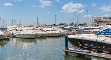 Vilamoura, Portekiz - 1 Mayıs 2018: En lüks marina Vilamoura, Portekiz, Güney görünümünü demirli mükemmel yoat bir bahar gününde nerede