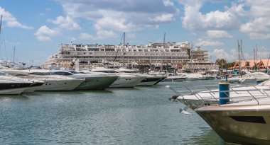 Vilamoura, Portekiz - 1 Mayıs 2018: En lüks marina Vilamoura, Portekiz, Güney görünümünü demirli mükemmel yoat bir bahar gününde nerede