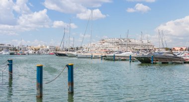 Vilamoura, Portekiz - 1 Mayıs 2018: En lüks marina Vilamoura, Portekiz, Güney görünümünü demirli mükemmel yoat bir bahar gününde nerede