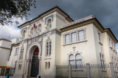 Faro, Portekiz - 1 Mayıs 2018: Mimari detay bir bahar gününde şehrin tarihi merkezinde Portekiz bankasının