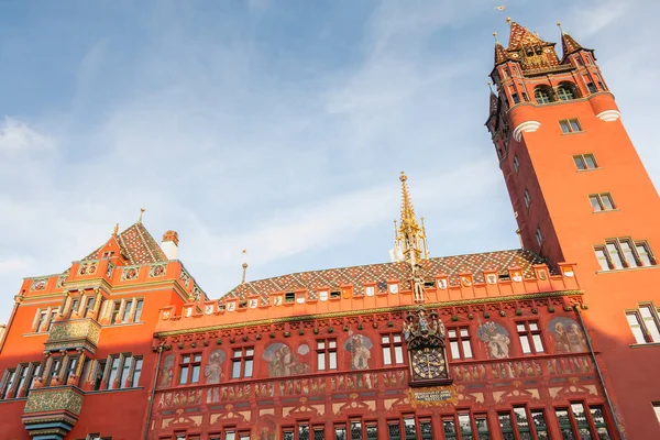 Bale, İsviçre - 25 Aralık 2017: bir kış gününde Baleun pazar yeri bakan Belediye Binası Mimari detay. Yıllarda 1504-1514 Gotik mimarisinin bina inşa